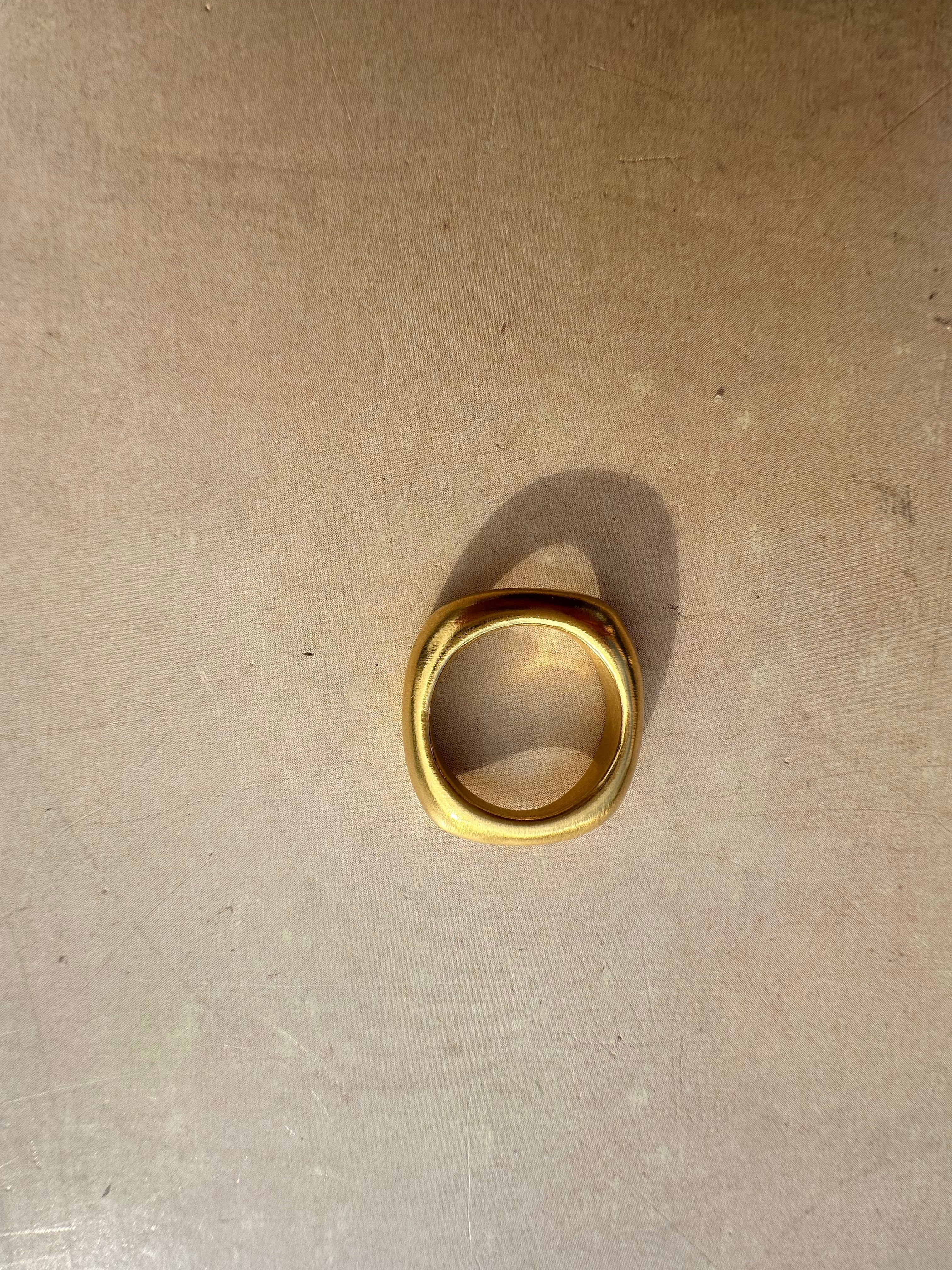 Gestus Curved goldplated Ring