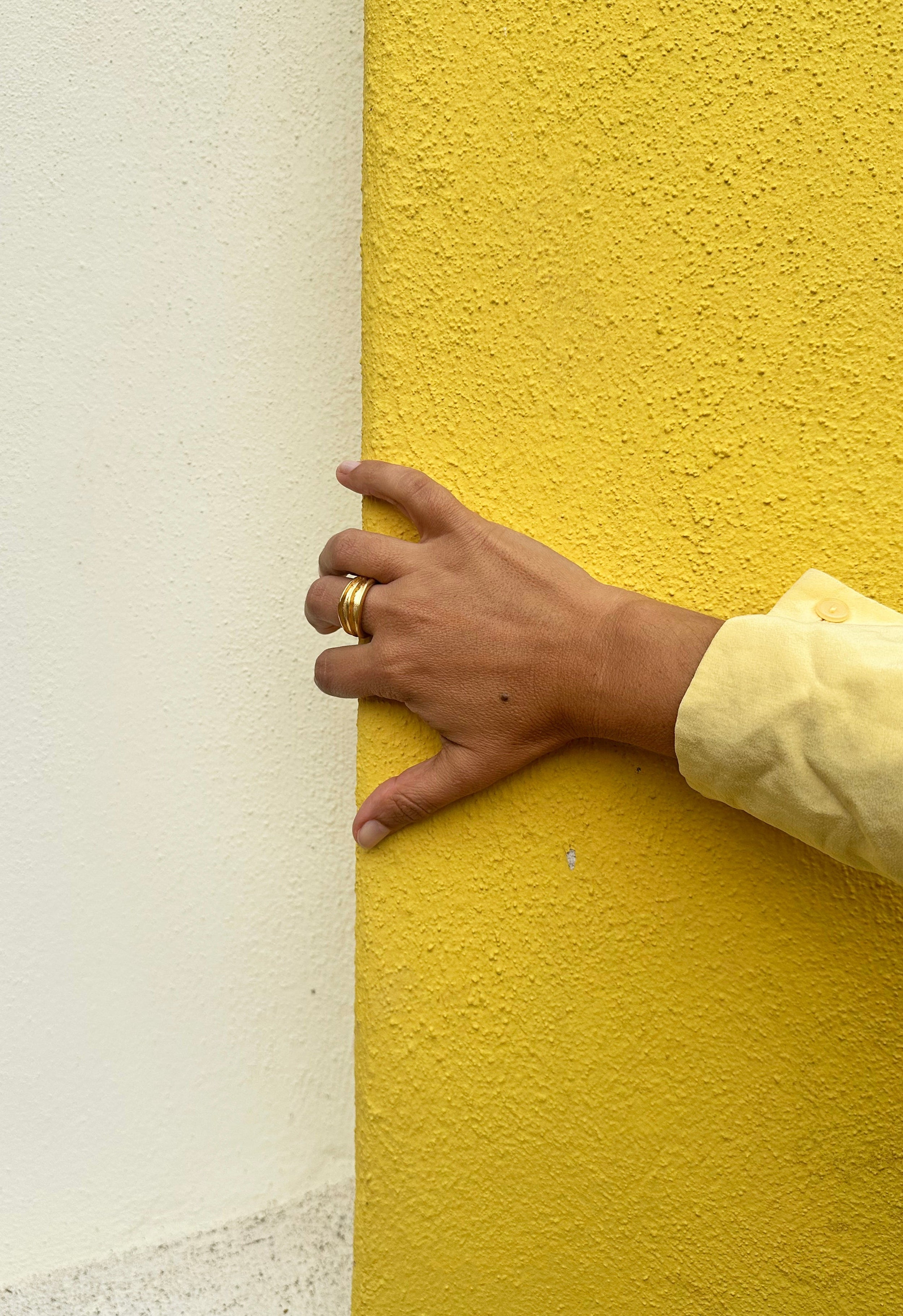 Anel Gestus Côncavo Dourado