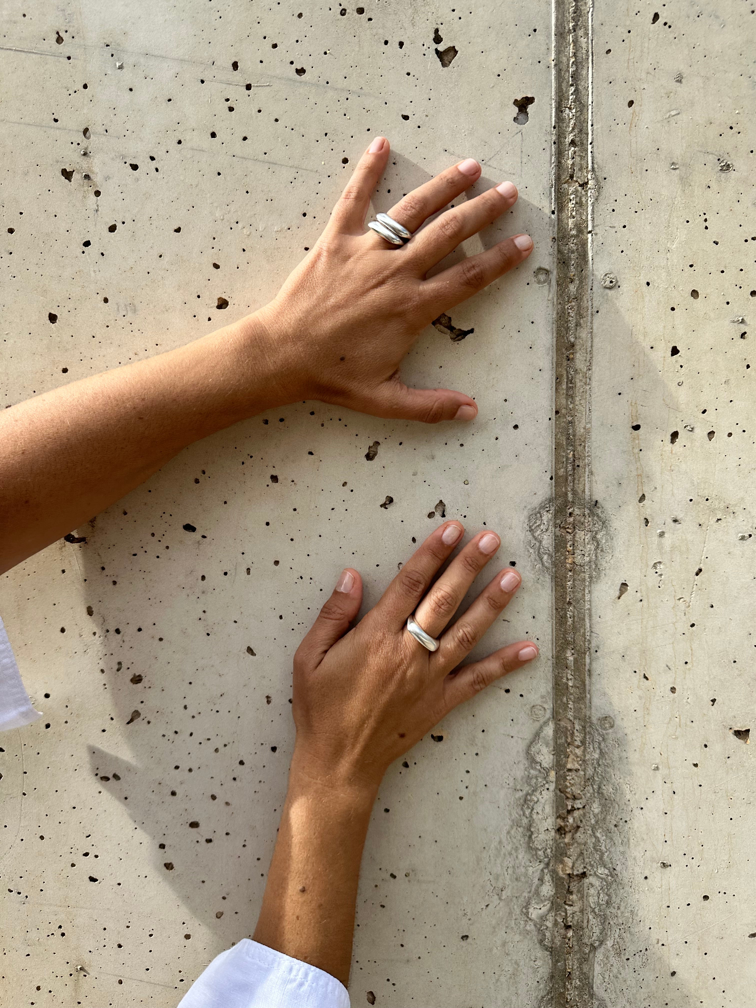 Gestus Curved silver Ring