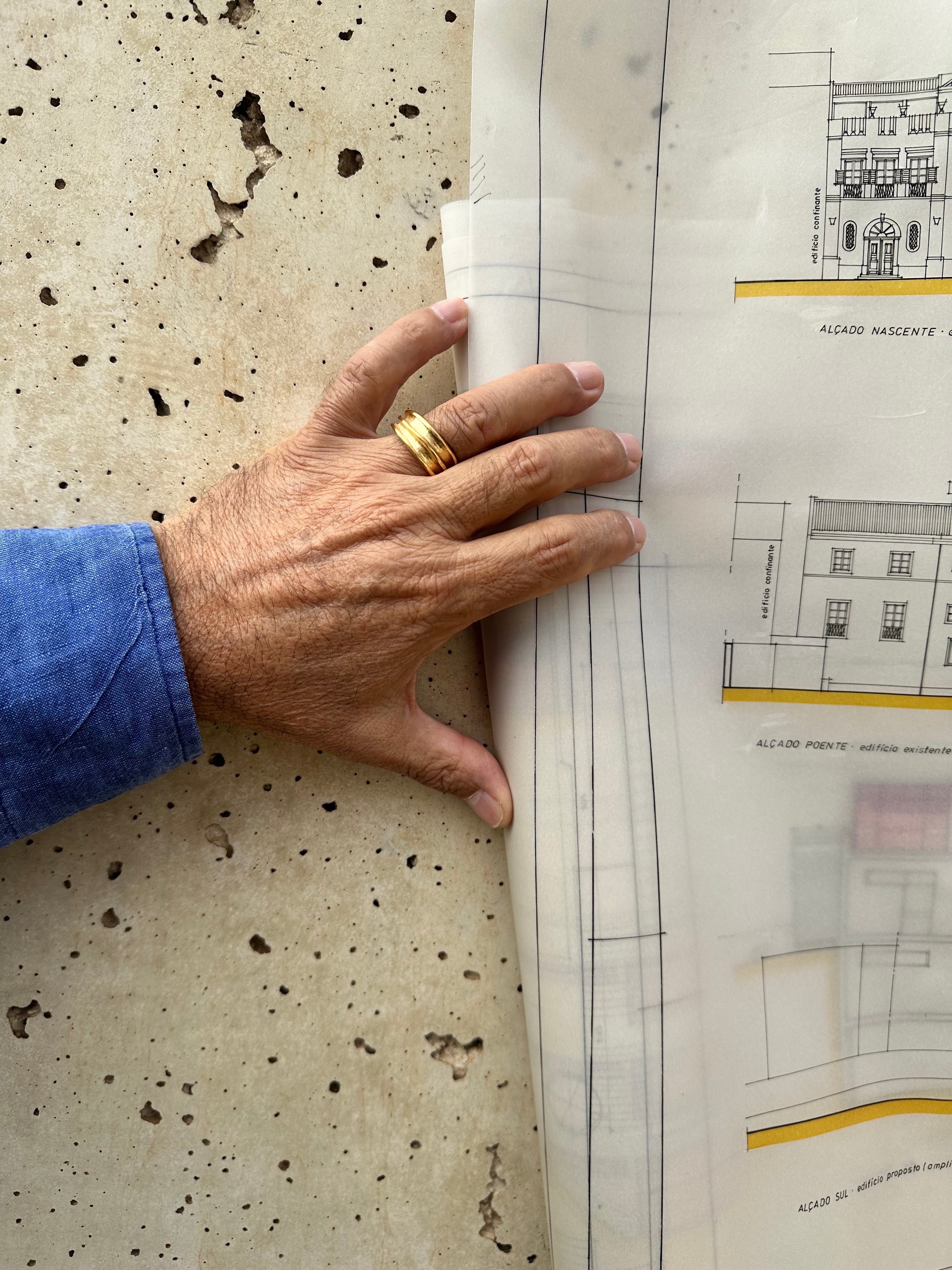 Anel Gestus Côncavo Dourado