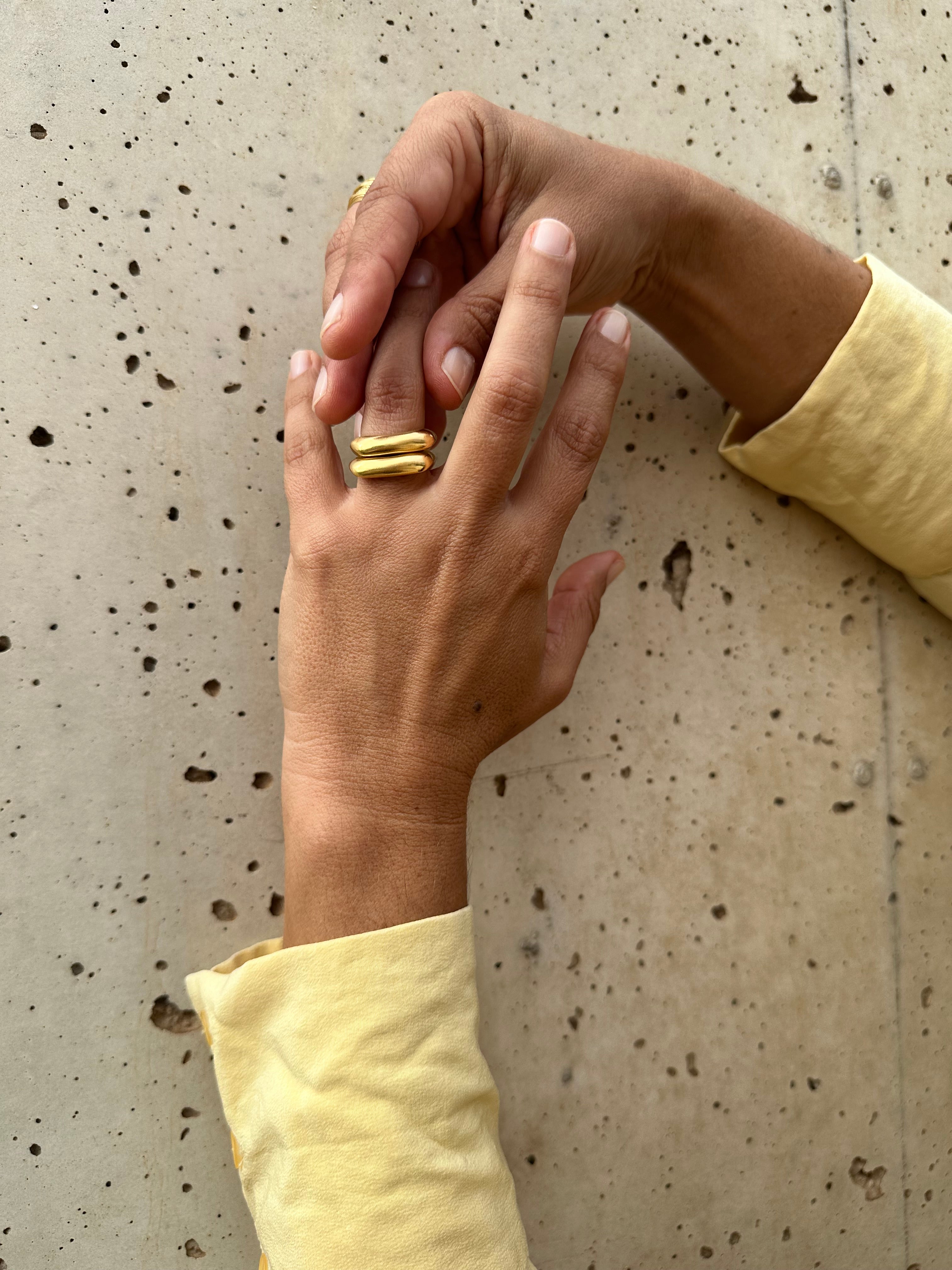 Anel Gestus Curvo Dourado