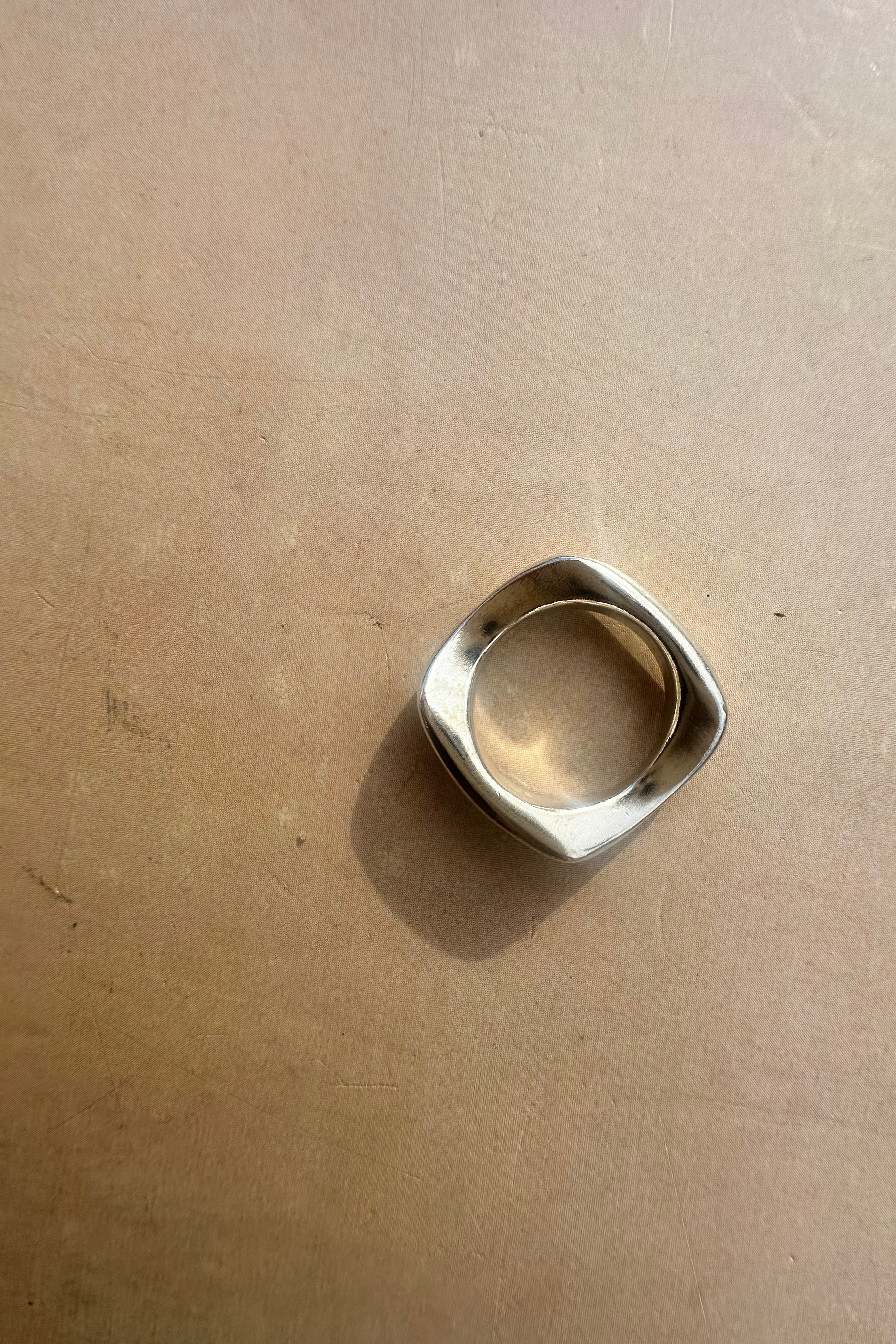 Anel Gestus Curvo Prata