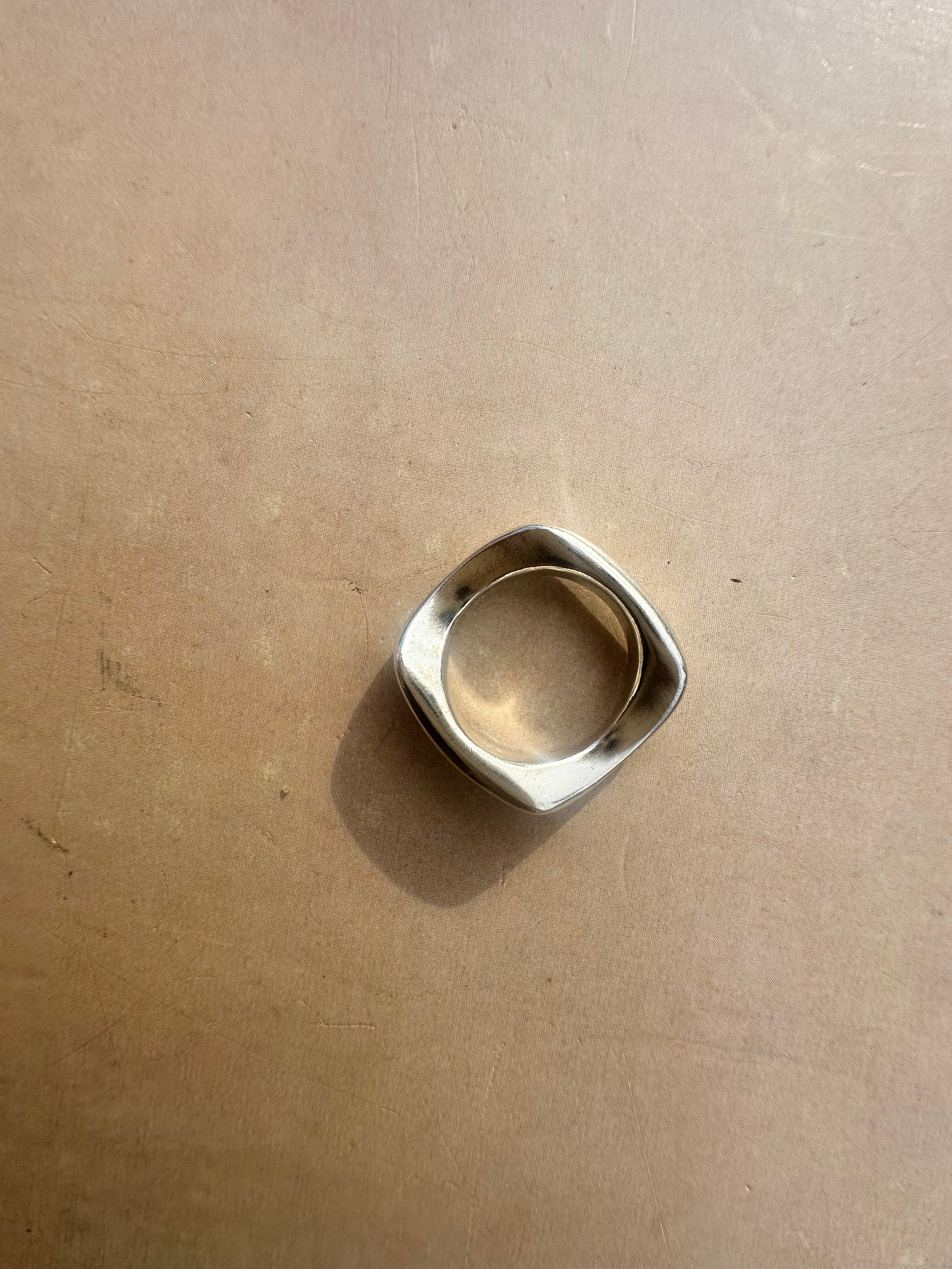Gestus Curved silver Ring