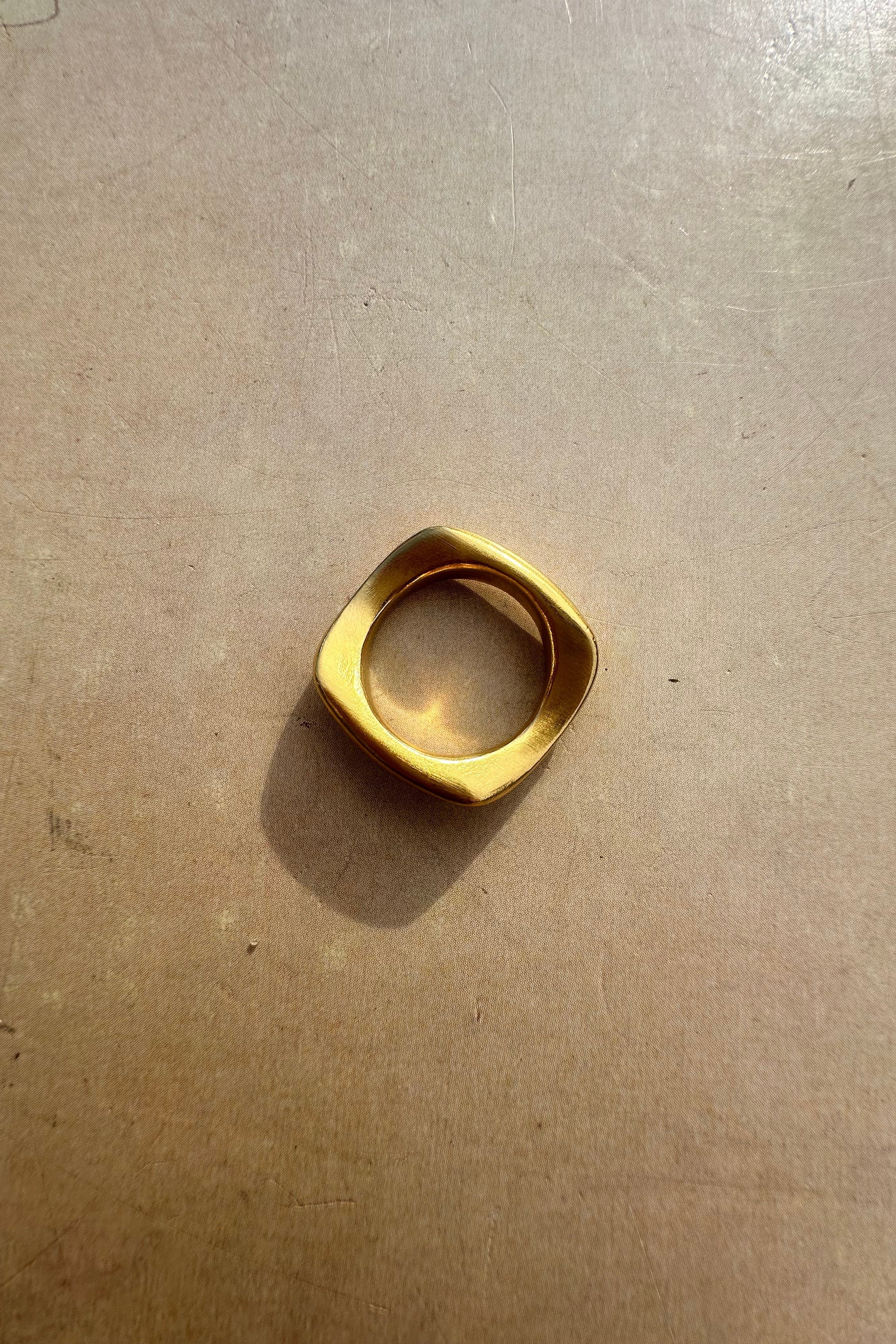 Anel Gestus Curvo Dourado