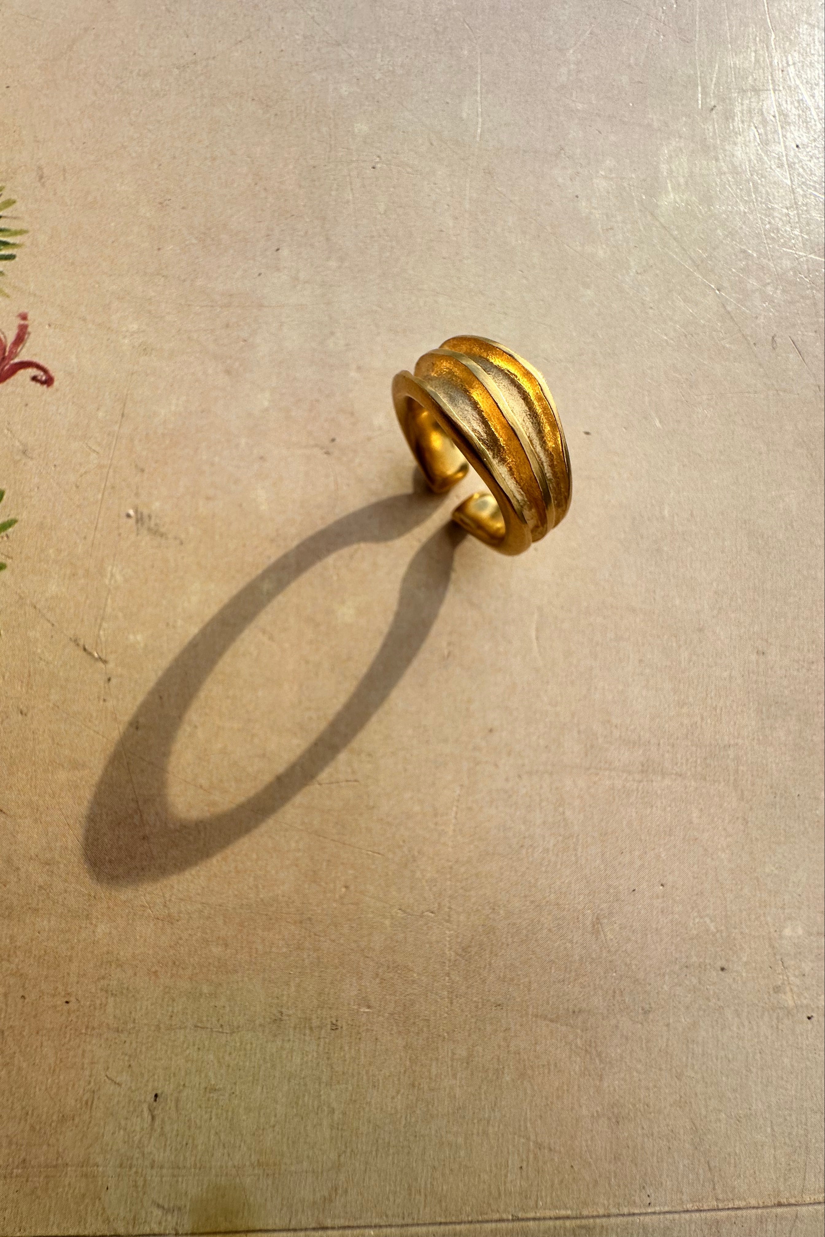 Anel Gestus Côncavo Dourado